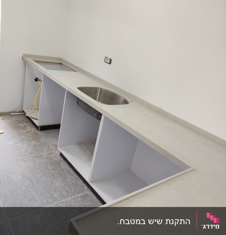 שיש מטבח בהתקנה עם כיור נירוסטה